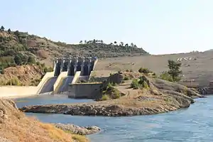 Staumauer des Kılavuzlu-Stausees
