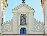 Mittelgiebel mit Marienstatue