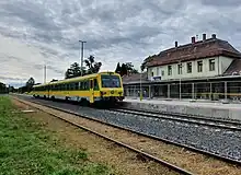 Ehemaliger ÖBB-Triebwagen 5147 004 als 2446 513 im Einsatz für die GySEV auf der Bahnstrecke Kőszeg–Szombathely.