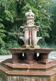 Albrechtsbrunnen in Kaiserslautern, Aufsatzfigur von Adolf Bernd