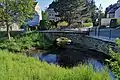 Mündung des Langen Wassers nach dem Durchfluss durch die einbogige Brücke der Uferstraße in die im Vordergrund von links nach rechts fließende Schwarze Elster
