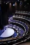 Amphitheatralisch gestalteter Saal der Kleinkunstbühne Krist & Münch – Table Magic Theater, München