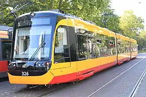 Fahrzeug 326 an der Haltestelle Konzerthaus auf dem mittleren Abstellgleis