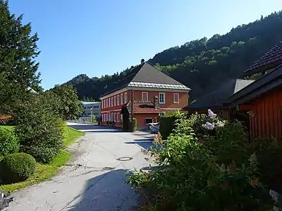 Ehemals k.k. Zollgebäude mit Rest der alten Straße Richtung Salzburg