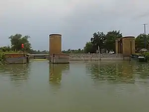Kahnschleuse und Nadelwehr vom Oberwasser fotografiert