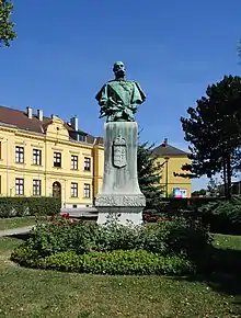Denkmal in der ehemaligen ungarischen Garnison Bruckneudorf, es zeigt den Kaiser als König von Ungarn