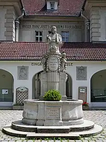 Kaiser Jubiläums-Brunnen mit Denkmal und Schule in Mauerbach