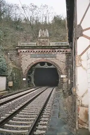 Cochemer Portal des Kaiser-Wilhelm-Tunnels; zu erkennen sind die Reste der Lüftungsanlage