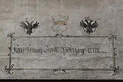 Kay[serlich] König[liches] Stadt Polizey amt – Aufschrift des frühen 19. Jhs. an der Fassade zur Dr.-Streiter-Gasse