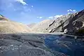 Teilansicht des Kali Gandaki mit den schwarzen Sedimenten