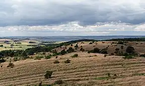 Kalø Vig aufgenommen von Trehøje in den Mols Bjergen. Im Hintergrund das Kraftwerk Studstrup.