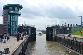 Kammerschleuse mit Drehbrücke