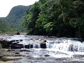 Kampire-Wasserfall im Mittellauf des Urauchigawa