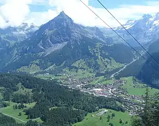Ansicht von der Allmenalp-Bahn aus. Dahinter das Tal zum Oeschinensee