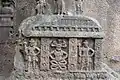 Kanheri, Höhle 2 – Steinzaun-Relief im Dachbereich