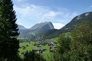 Gemeinde Au mit Blick auf die Kanisfluh