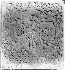 Dhanamitra Ayagapata aus Kankali Tila, ca. 20 v.&nbsp;Chr. aus rotem Sandstein