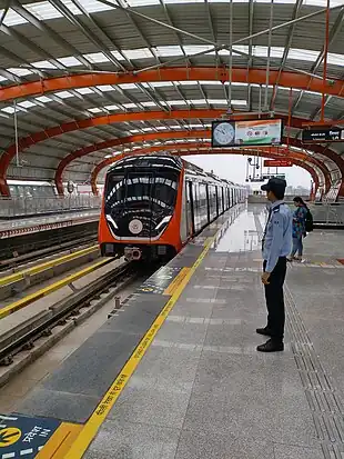 Zug der Metro Kanpur