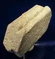 Pseudomorphose von Kaolinit nach Orthoklas-Zwilling (Größe: 4,5 × 2,6 × 1,1 cm)