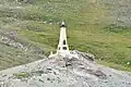 Kap Deschnjow:Leuchtturm mit Deschnjow-Denkmal (66°4′45″N, 169°39′7″W)