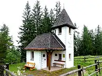 Bergopfer-Gedenkkapelle St. Bernhard auf der Kührointalm; li. Seitenansicht mit Eingangsbereich, re. mit Blick auf die Kührointhütte