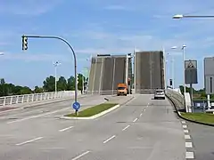 Nordseite der geöffneten Klappbrücke der B&nbsp;203 über die Schlei