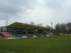 Haupttribüne des Stadions vor der letzten Sanierung