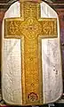 Weiße Messkasel aus dem Brautkleid der Mutter, mit Wappen, Kirche Mußbach