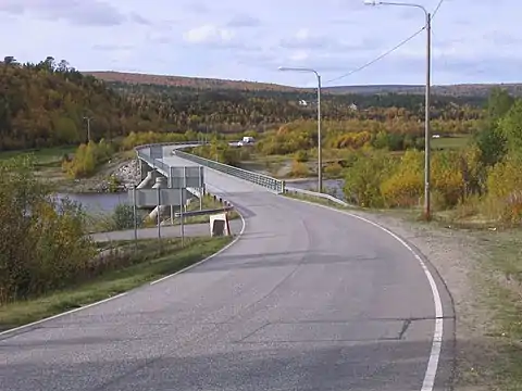 Grenzbrücke über die Anárjohka bei Karigasniemi von finnischer Seite