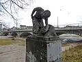 Wasserschöpfender Mann (Kalkstein) in den Frühlingsanlagen in München