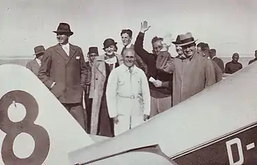 „Nach dem Sieg: der deutsche Gesandte Herr von Stohrer, seine Gattin, Begleiter Michl Schmitt, Karl Schwabe und Fritze Siebel“