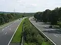 Überbreiter Mittelstreifen bei Karlstein