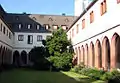 Hof im Kreuzgang mit ehemaligem Konventgebäude