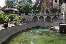 sehr große Karstquelle Κεφαλάρι (in Trockenzeiten versiegend)