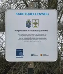 Infotafel am Karstquellen­weg beim Hungerbrunnen