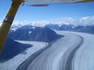 Ein Seitengletscher mündet in den Hauptgletscher (vom Flugzeug aus gesehen)
