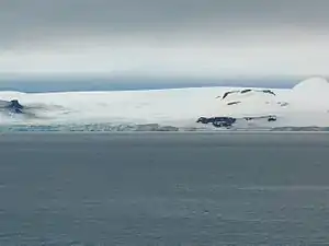 Blick von Half Moon Island über die McFarlane Strait Hinweg auf die Mündung des Murgasch-Gletschers in die Kramolin Cove