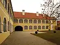 Ostfassade mit Durchfahrtstor und Eckrisalit