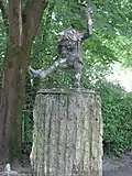 Bronzefigur und steinerne Stele