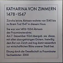 Gedenktafel von Katharina von Zimmern am Haus «Zum Mohrenkopf» am Neumarkt 13 in Zürich.
