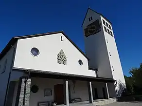 Katholische Kirche St. Peter und Paul in Ganterschwil erbaut 1939–1940 von Hans Burkhard (1895–1970) Architekt, St. Gallen. 14. Stationen des Kreuzwegs stammen aus der Werkstatt von Peyer-Wipplinger aus Einsiedeln. Wandfresko 1940 von Karl Peterli (1897–1975). In Kupfer getriebenes und feuervergoldetes Relief für den Tabernakel sowie Monstranz und in Silber getriebene Reliefs. Von Willi Buck (1911–1997) Gold- und Silberschmied, Maler, Zeichner, Plastiker und Glasmaler aus Will (SG). Glasfenster von August Wanner (1886–1970). Die Ausführung erfolgte durch den St. Galler Glasmaler Andreas Kübele (1907–1965). Marmorarbeiten, Altare, Taufsteine, Innenverkleidungen von Albert Götte, Bildhauer, Bütschwil.