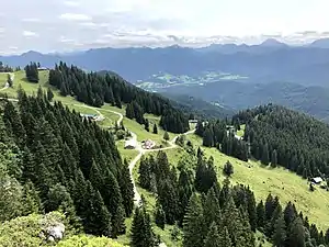 Tölzer Hütte, Strasseralm, Quengeralm, Bayernhütte, Katzenkopf (von links nach rechts)