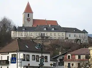 Blick vom Gemeindeamt auf die Kirche
