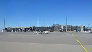 Terminal von der Piste gesehen