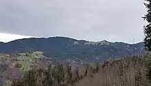 Blick vom Wanderweg zur Karrenseilbahn Bergstation, unter anderem, zum Hochälpelekopf