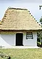 Neu gedeckter Keller mit Strohdach