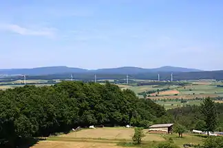 Kellerwald mit Hohem Lohr (656,7 m, links), Jeust (585 m, Mitte) und Wüstegarten (675,3 m, rechts); vorne die Gilserberger Höhen