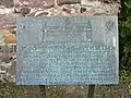 Plakette der Stadt Kelsterbach an einem Mauerrest der Wolfenburg