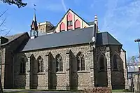 Die Kapelle St. Josef rechts neben dem Altbau von 1851