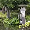 Steinlaterne am Kasumiga-Teich im Kenroku-en in Kanazawa